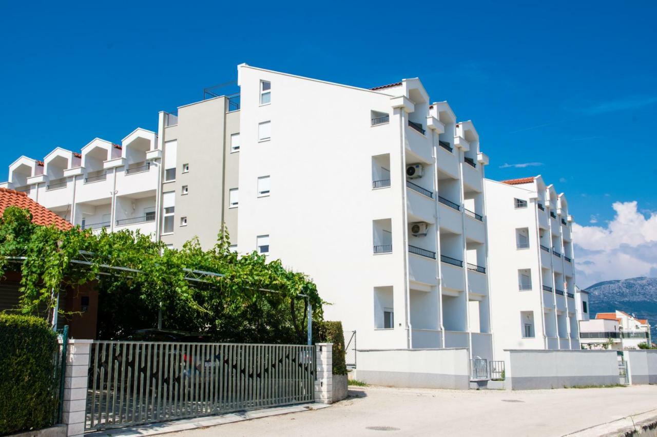 Apartment Quarko Kastela Bagian luar foto